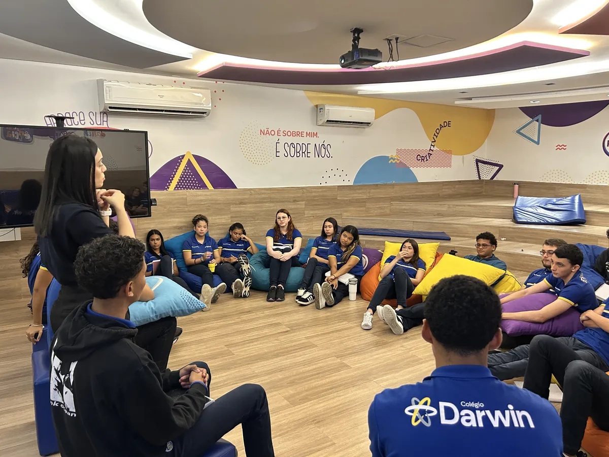 Alunos do Ensino Médio em sala de convivência durante roda de conversa sobre carreiras.