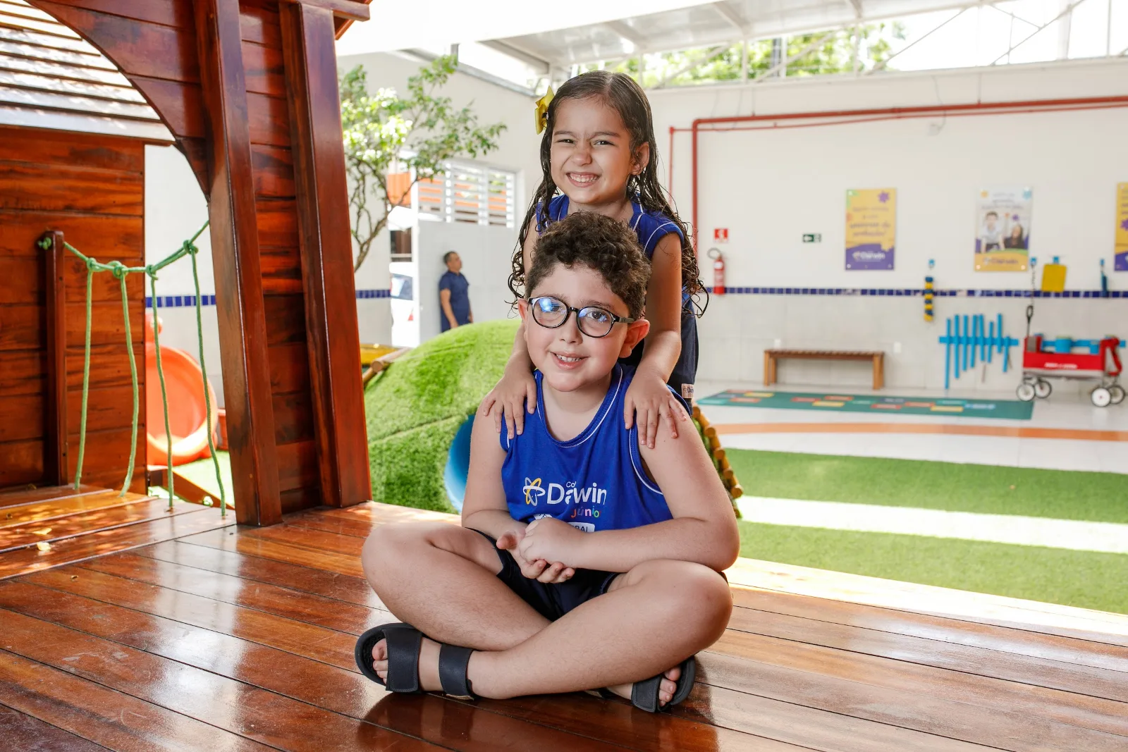 Dois alunos do Tempo Integral do Darwin no parquinho coberto da Sede Dionísio Torres.