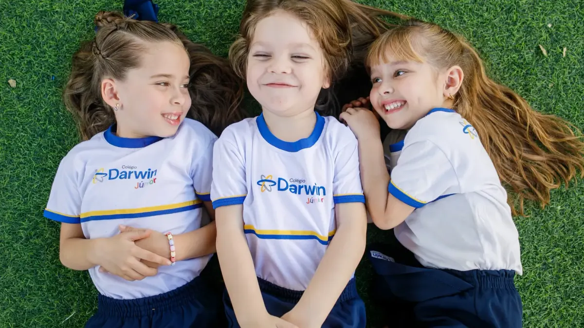Crianças da Educação Infantil do Darwin brincando no gramado da Sede Sul